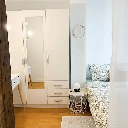 Piece Cosy A 5 Min De La Tour Eiffel A Pied Daire