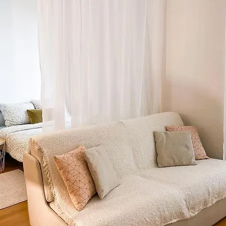 Piece Cosy A 5 Min De La Tour Eiffel A Pied Apartment